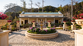 从山顶观景台步行不远便可抵达山顶花园附近的柯士甸山游乐场。走进游乐场，入口中央的古典凉亭和花园顿时映入眼帘。承载鲜花的瓮包围着花园及华丽精致的喷泉，喷泉四周长满正在绽放的花朵，环境优美。